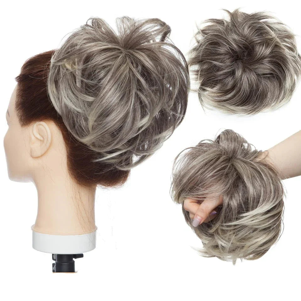 Sølvgrå rommelig haarknot scrunchie af syntetisk hår. Tilføj volumen og stil til dit hår nemt.