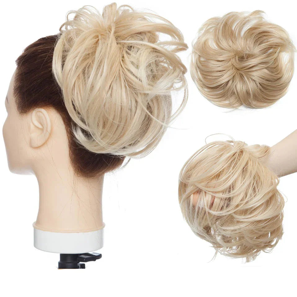 Rommelig haarknot scrunchie i syntetisk hår, der blender naturligt ind. Fås i blond, mørkebrun.