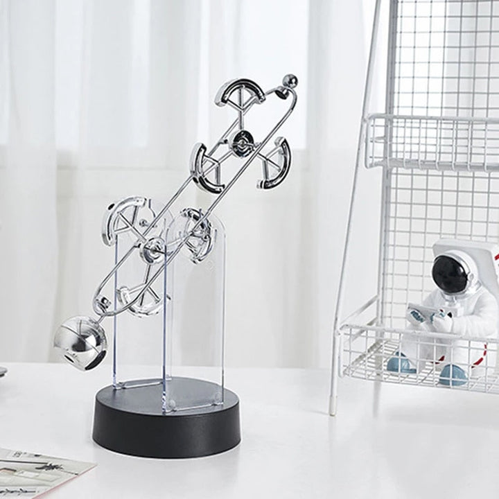 Roterende evighedspendel, dekorativt ornament med elegant dobbelt-trippelring design, lydløst og hypnotisk.