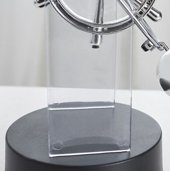Roterende evighedspendel, dekorativt ornament med elegant dobbelt-trippelring design, lydløst og hypnotisk.