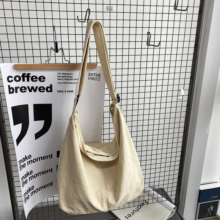 Stilfuld kvinde crossbody-taske i slidstærkt materiale med justerbar rem. Funktionel skuldertaske.