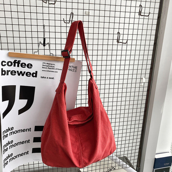 Moderne og rummelig kvindetaske, perfekt som crossbody eller skuldertaske. Slidstærk og justerbar hverdagstaske.