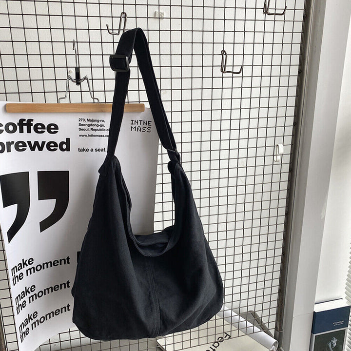 Funktionel og stilfuld crossbody-taske til kvinder. Slidstærk, justerbar rem og rummelig til hverdag.