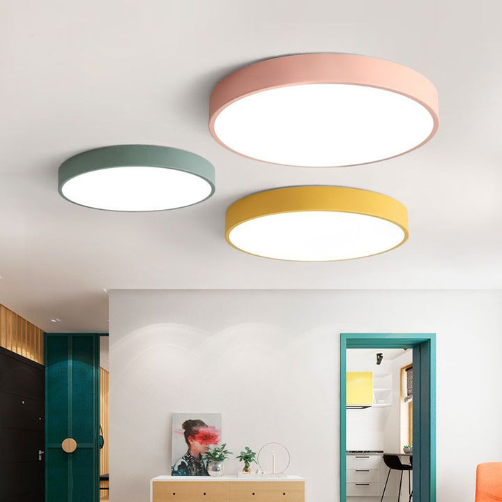 Rund, ultra-flad LED loftlampe i moderne design til hyggelig indendørs belysning.