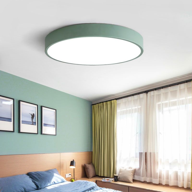 Rund ultra-flad LED-loftslampe i sort finish, et elegant valg til moderne boliger og hygge.