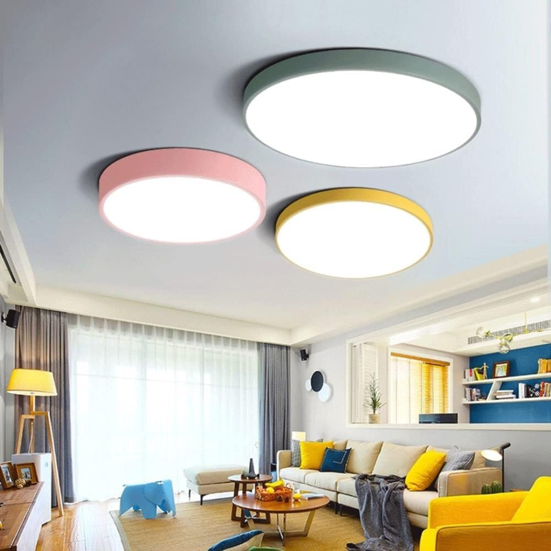 Skandinavisk inspireret rund LED-loftslampe, skaber lys og hygge i det moderne hjem.