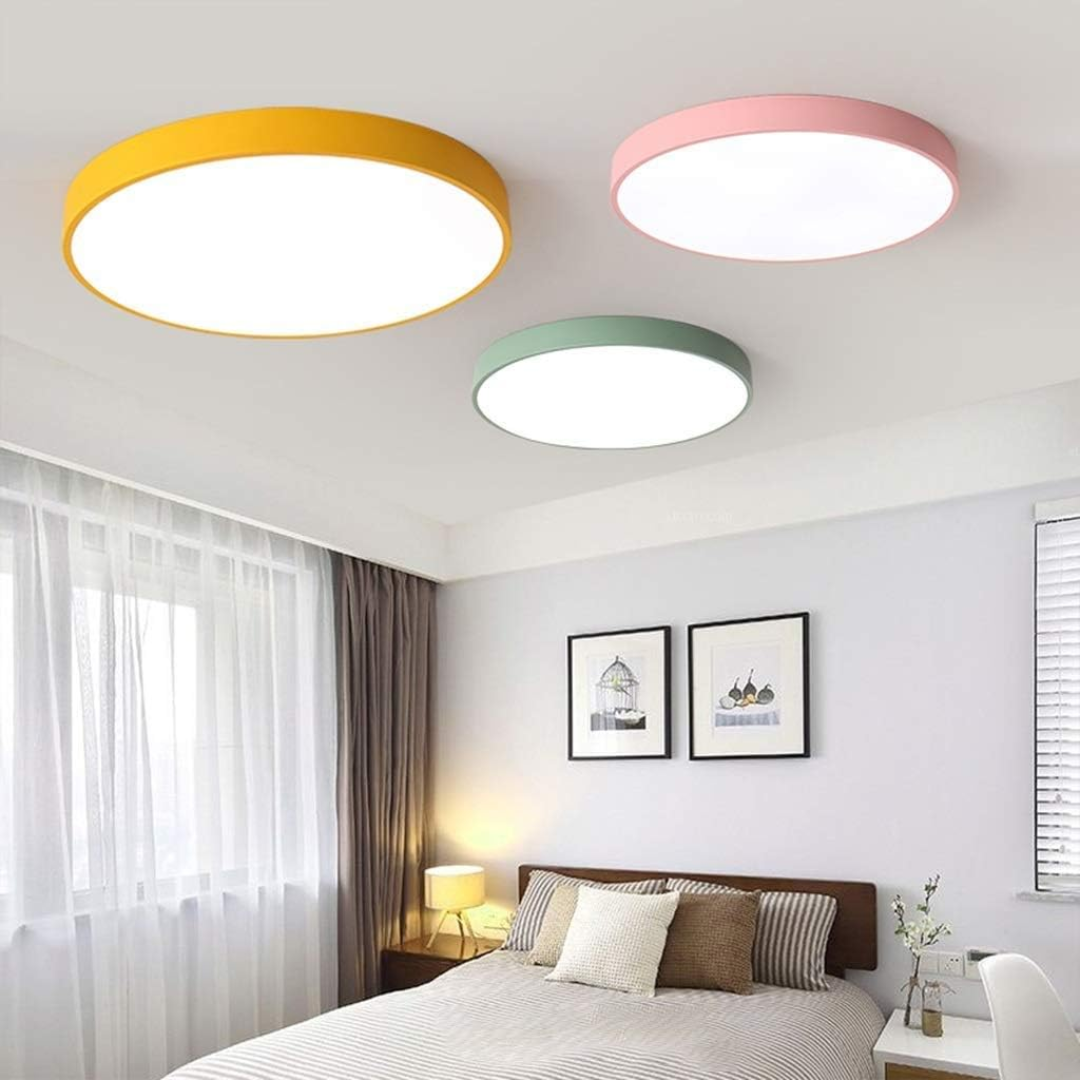 Moderne LED-loftslampe med fladt, rundt design, optimeret for optimal lysfordeling og stemning.
