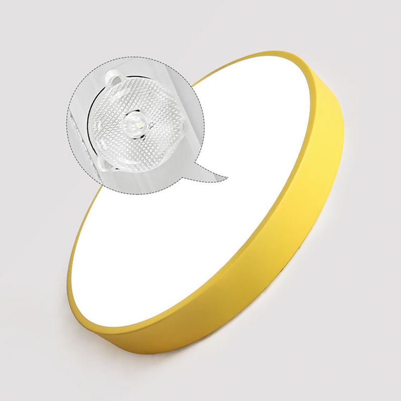 Minimalistisk LED-loftslampe, rund og flad, for en diskret og stilfuld belysningsløsning til hygge.