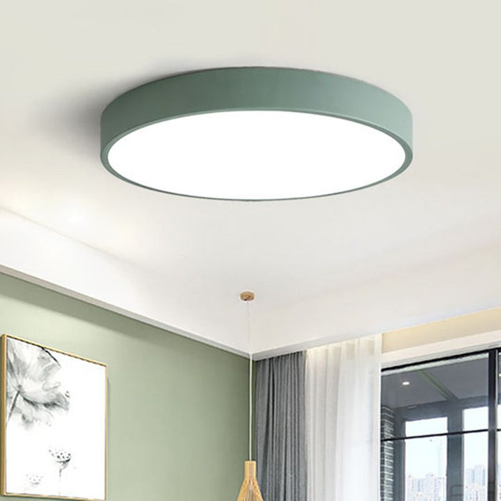 Ultra-flad LED-loftslampe i børstet aluminium look, en moderne belysningsdetalje til hjemmet.