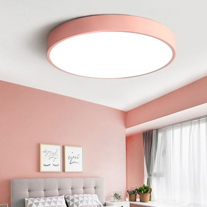 Rund LED-loftslampe til spisestuen, giver et behageligt og inviterende lys over bordet.