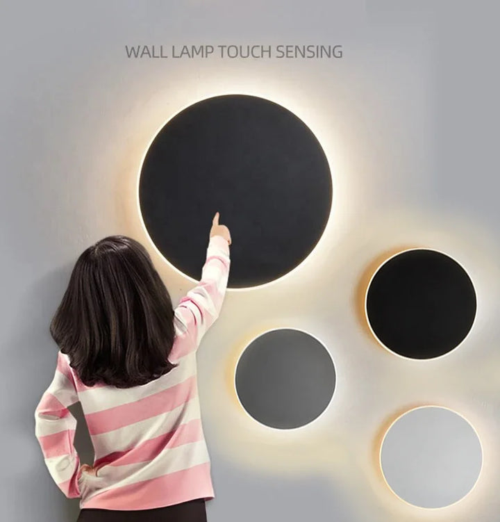 Rund, moderne LED-væglampe med elegant, minimalistisk design, ideel til stilfuld indendørsbelysning.