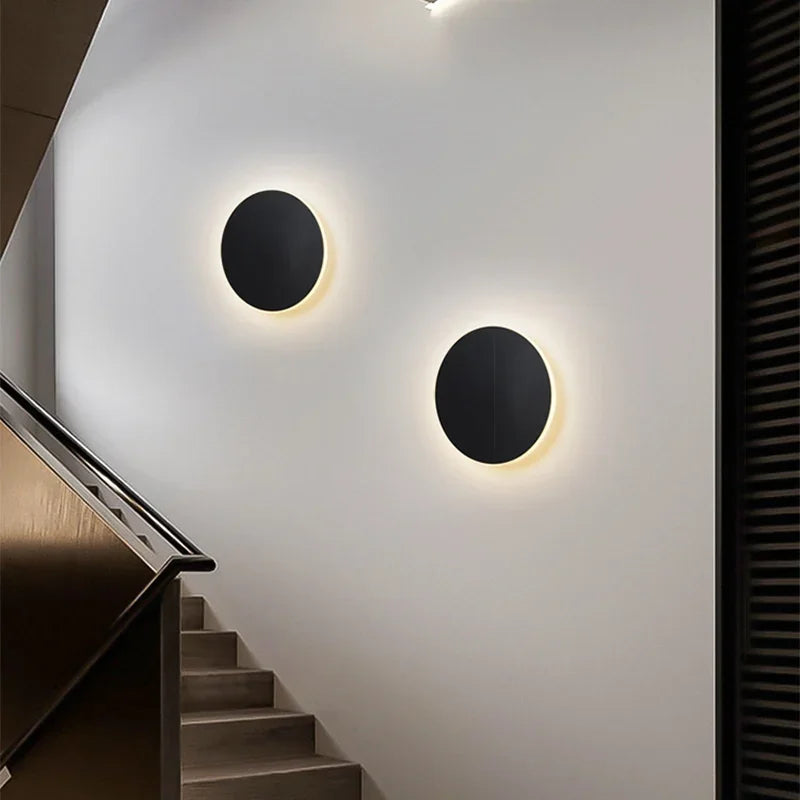 Rund, moderne LED-væglampe med elegant, minimalistisk design, ideel til stilfuld indendørsbelysning.