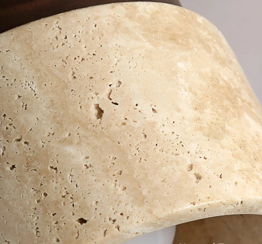 Rustik travertin-loftslampe af træ, minimalistisk Wabi-Sabi design, naturlig og elegant belysning.