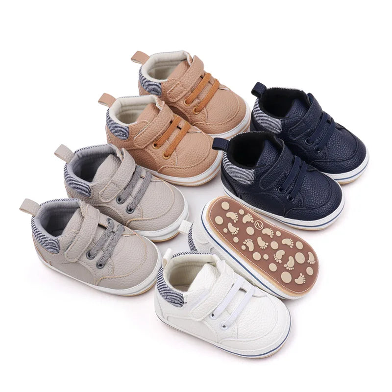 Skridsikre babysko med velcro i blå, blød sål, ideel til de første skridt, fleksibel og åndbar.
