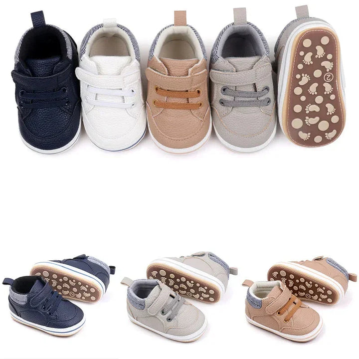 Skridsikre babysko med velcro i blå, blød sål, ideel til de første skridt, fleksibel og åndbar.