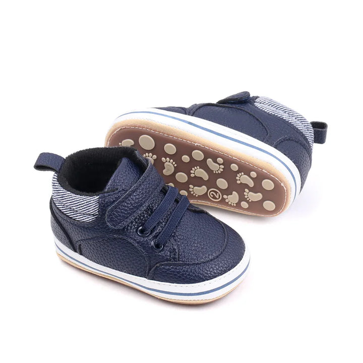 Skridsikre babysko med velcro i blå, blød sål, ideel til de første skridt, fleksibel og åndbar.