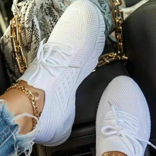 Ortopædiske sneakers til kvinder i beige, designet for optimal komfort og støtte hele dagen.