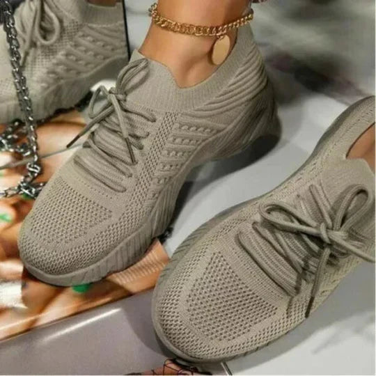 Slip-on damesneakers med åndbart mesh i sort. Giver støtte og er ideelle som behagelige hverdagssko.