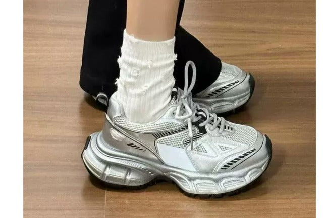 Komfortable dame sneakers med letvægts design, perfekt til træning, hverdag og et sporty løbe look.