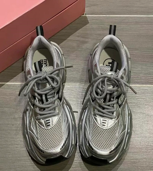 Sølv athleisure dame sneakers; stødabsorberende hverdagssko der kombinerer stil, lethed og komfort.