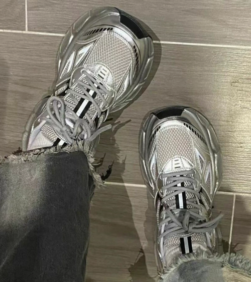 Sporty dame sneakers i sølv med stødabsorberende sål sikrer maksimal komfort til en aktiv hverdag.
