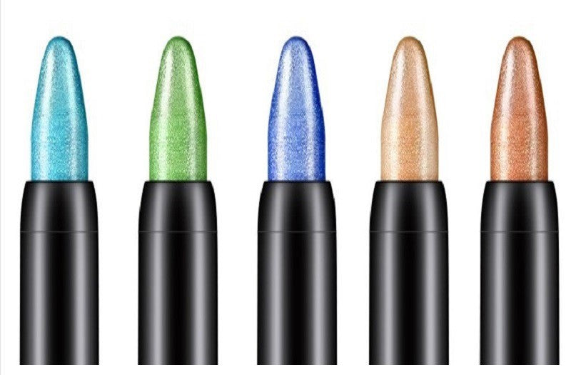 Detaljebillede af 15 øjenskyggeblyanter fra EclipsEyes. Farverig kosmetik for smukke kvindeøjne.
