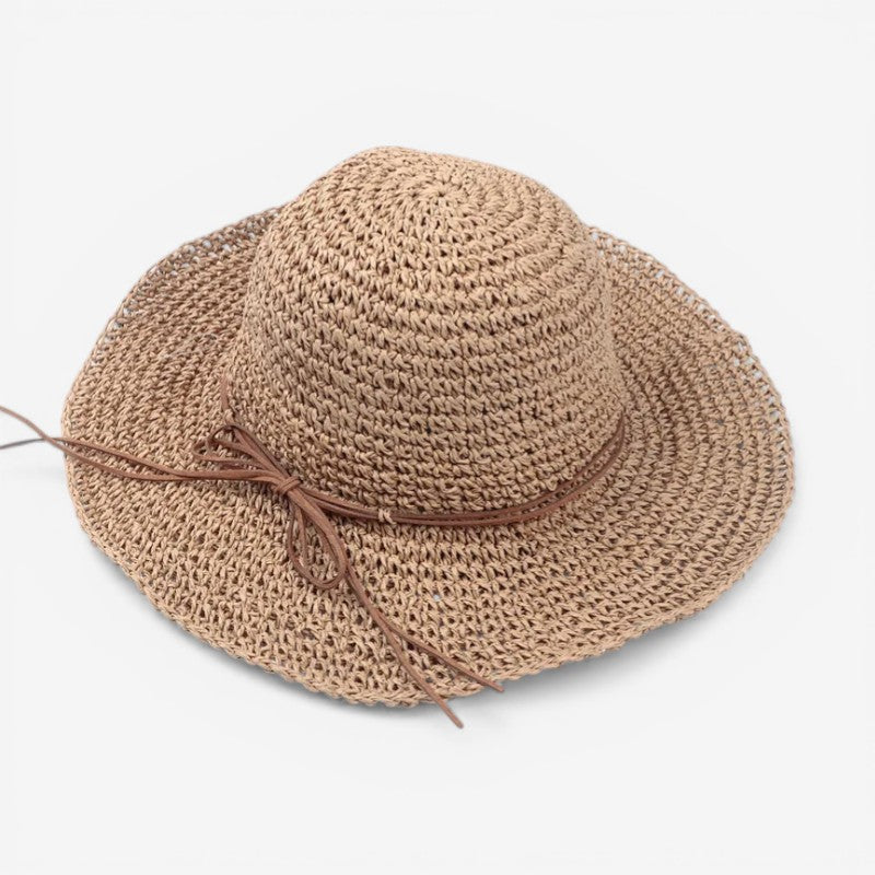 Praktisk foldbar damehat til rejser og strand. Bred skygge beskytter mod sol, justerbar pasform sikrer komfort.