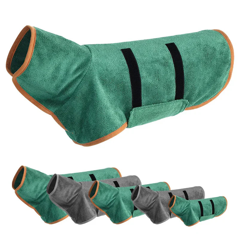 Meget absorberende hundebadekåbe i mikrofiber i blå, brun, gul, grå eller grøn, perfekt til våde hunde.