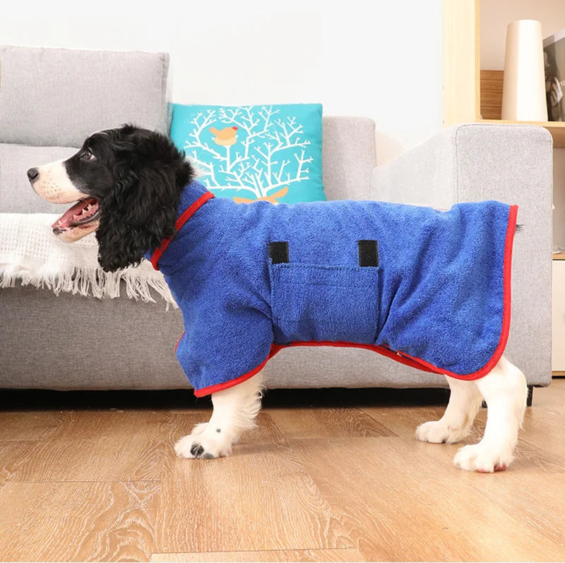 Meget absorberende hundebadekåbe i mikrofiber i blå, brun, gul, grå eller grøn, perfekt til våde hunde.