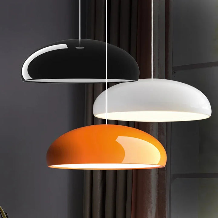 Funklende pendellampe med kaskaderende glasdesign, kromfarvet finish, varmhvidt dæmpbart lys, moderne og elegant.