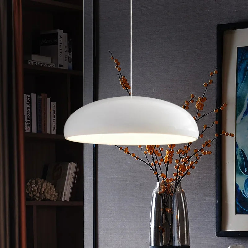 Funklende pendellampe med kaskaderende glasdesign, kromfarvet finish, varmhvidt dæmpbart lys, moderne og elegant.