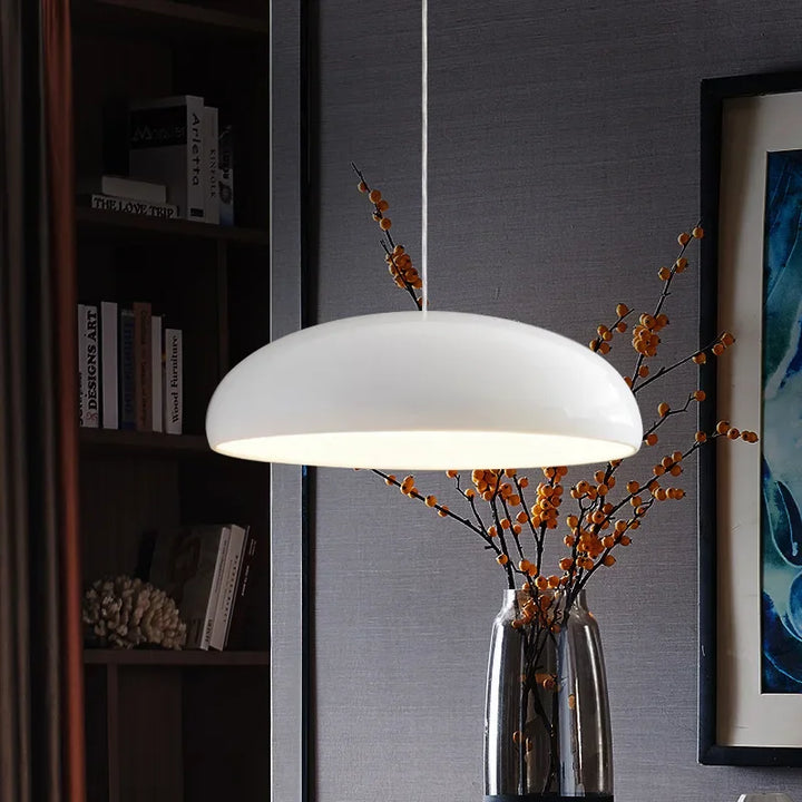 Funklende pendellampe med kaskaderende glasdesign, kromfarvet finish, varmhvidt dæmpbart lys, moderne og elegant.