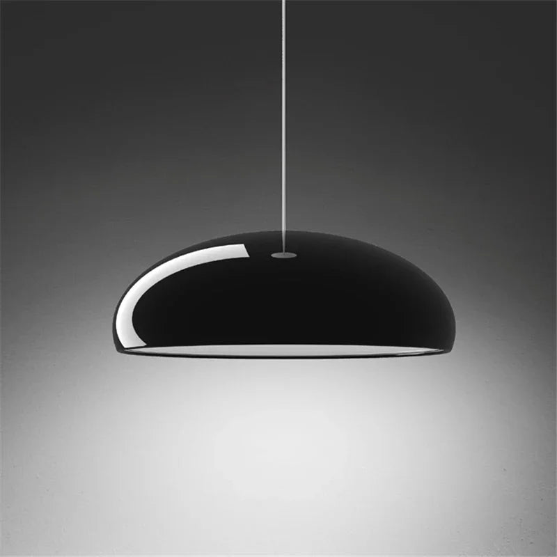 Funklende pendellampe med kaskaderende glasdesign, kromfarvet finish, varmhvidt dæmpbart lys, moderne og elegant.