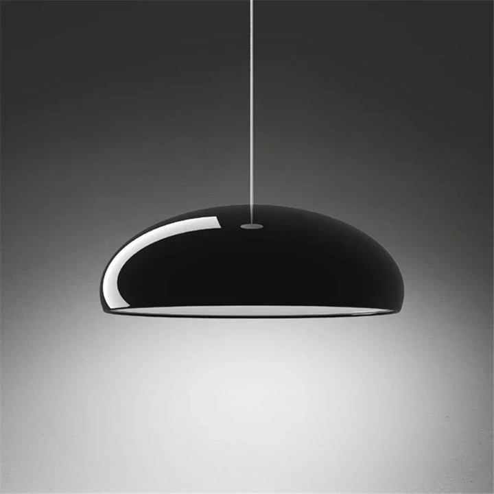 Funklende pendellampe med kaskaderende glasdesign, kromfarvet finish, varmhvidt dæmpbart lys, moderne og elegant.