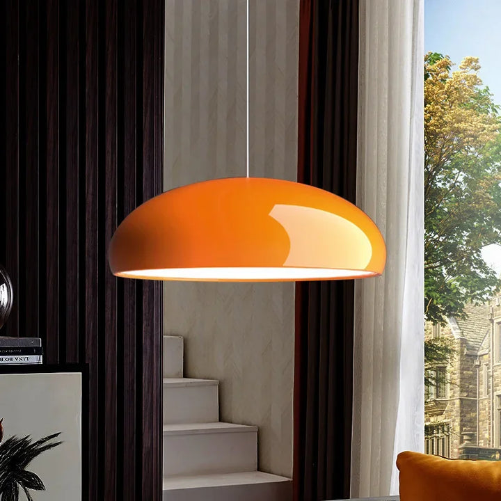 Funklende pendellampe med kaskaderende glasdesign, kromfarvet finish, varmhvidt dæmpbart lys, moderne og elegant.