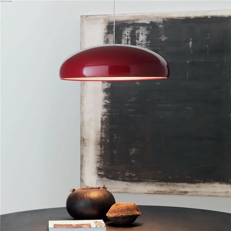 Funklende pendellampe med kaskaderende glasdesign, kromfarvet finish, varmhvidt dæmpbart lys, moderne og elegant.