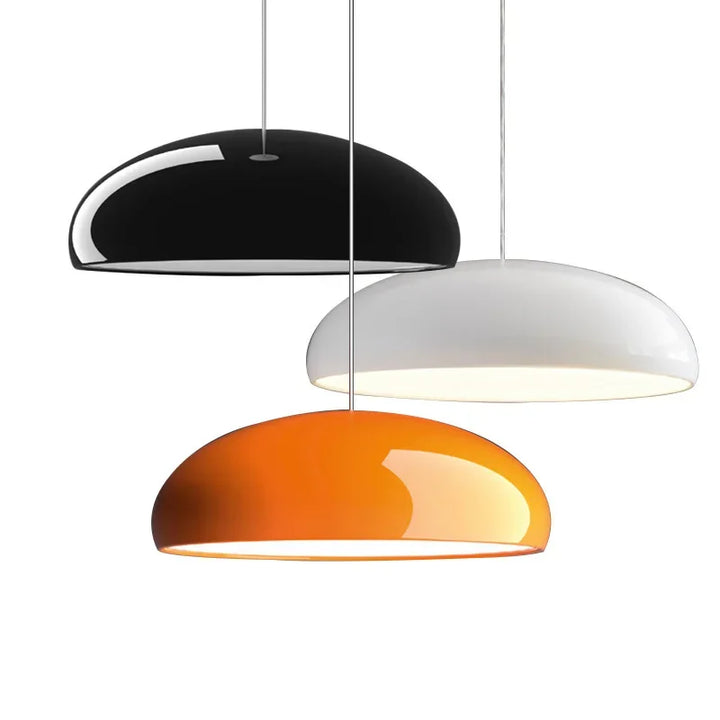 Funklende pendellampe med kaskaderende glasdesign, kromfarvet finish, varmhvidt dæmpbart lys, moderne og elegant.