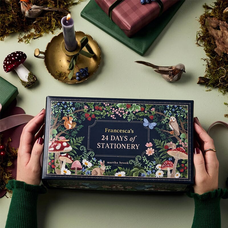 Kontorartikler julekalender i vinterlandskabsdesign, 24-dages overraskelser, dybe røde farver, til børn og voksne