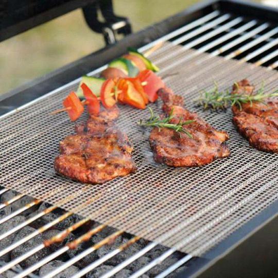 Antihaft grillmåtte i sort til ren BBQ-grillning, ideel til kød, grøntsager og fisk, varmebestandig op til 700°F.