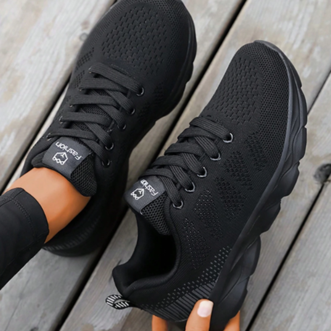 Sorte dame sneakers med snørebånd og skridsikker sål, perfekte til både sport og hverdagsbrug, yderst komfortable og stilfulde.