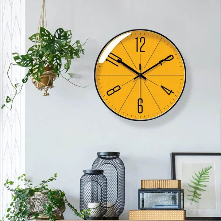 Sort skandinavisk vægur, minimalistisk design, præcis tidsvisning, moderne indretning, klare cifre, elegant, 30 cm