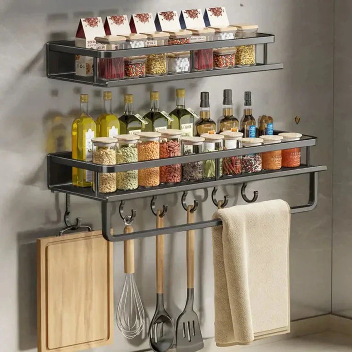 Sort køkkenhylde i moderne design, pladsbesparende, elegant metalstel til et stilfuldt og organiseret køkken.