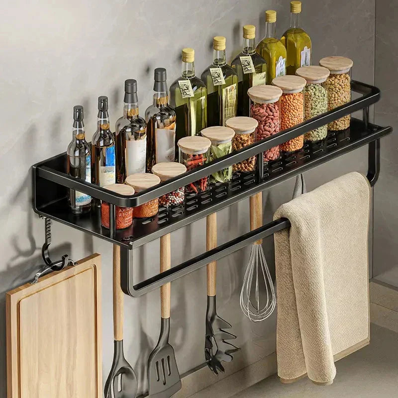 Sort køkkenhylde i moderne design, pladsbesparende, elegant metalstel til et stilfuldt og organiseret køkken.