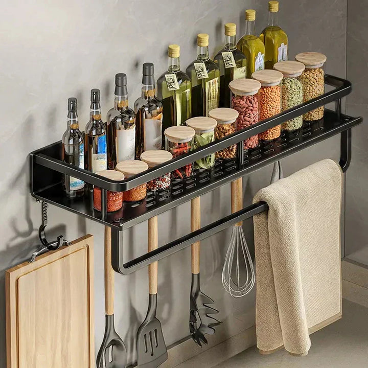 Sort køkkenhylde i moderne design, pladsbesparende, elegant metalstel til et stilfuldt og organiseret køkken.