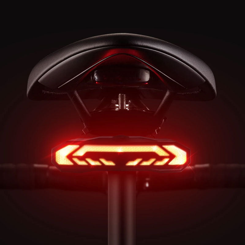 Sort baglygte med 31 LED og 6 tilstande monteret på cykelsadel, med integreret tyverialarm for øget sikkerhed.