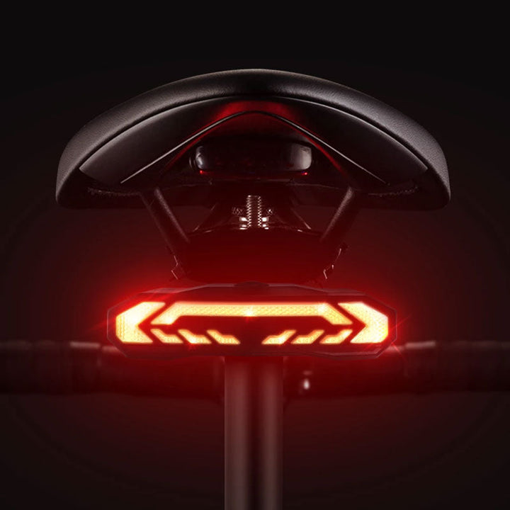 Sort baglygte med 31 LED og 6 tilstande monteret på cykelsadel, med integreret tyverialarm for øget sikkerhed.