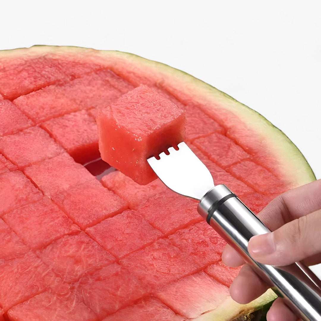 Sidevisning af MelonMaster vandmelonsskærer i rustfrit stål med ergonomisk håndtag, ideel til præcise vandmelonsskiver.