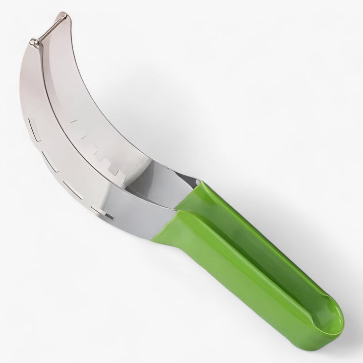 Sidevisning af MelonMaster vandmelonsskærer i rustfrit stål med ergonomisk håndtag, ideel til præcise vandmelonsskiver.