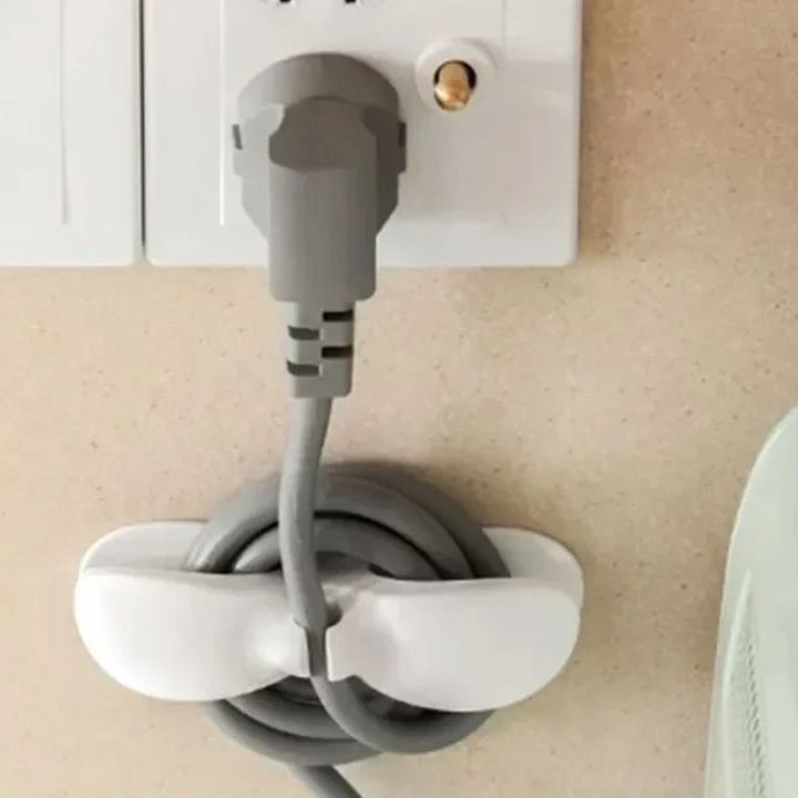 Sort kabelorganisator med stærk selvklæbende tape til nem montering af op til 7 kabler.