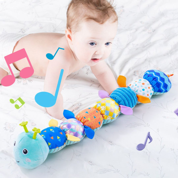 Sensorisk plysj larve-rasle med musik, farverige farver og teksturer, ideel til at fremme babyens udvikling.